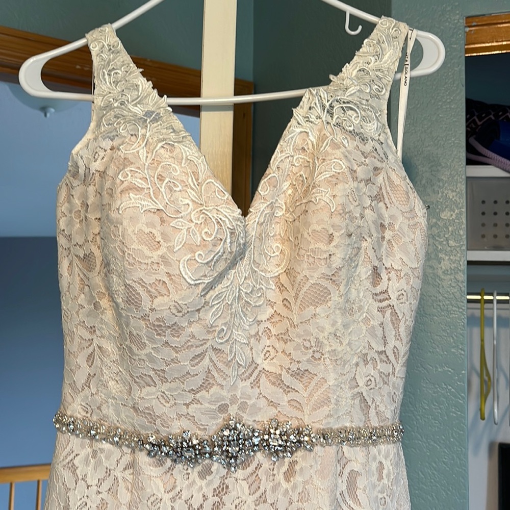Wedding dress Altered size 12 with build in bra.